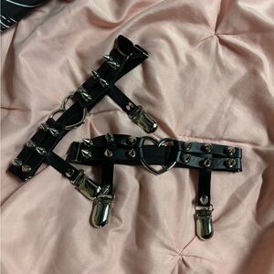 Adjustable heart shaped thigh high garters